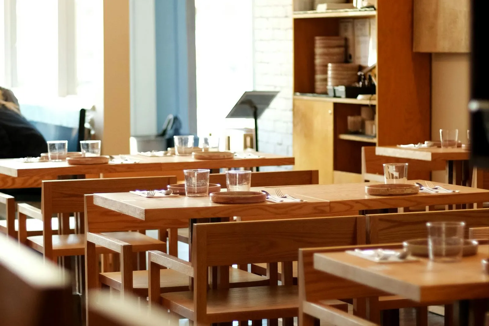 Salón del restaurante servido y listo para recibir