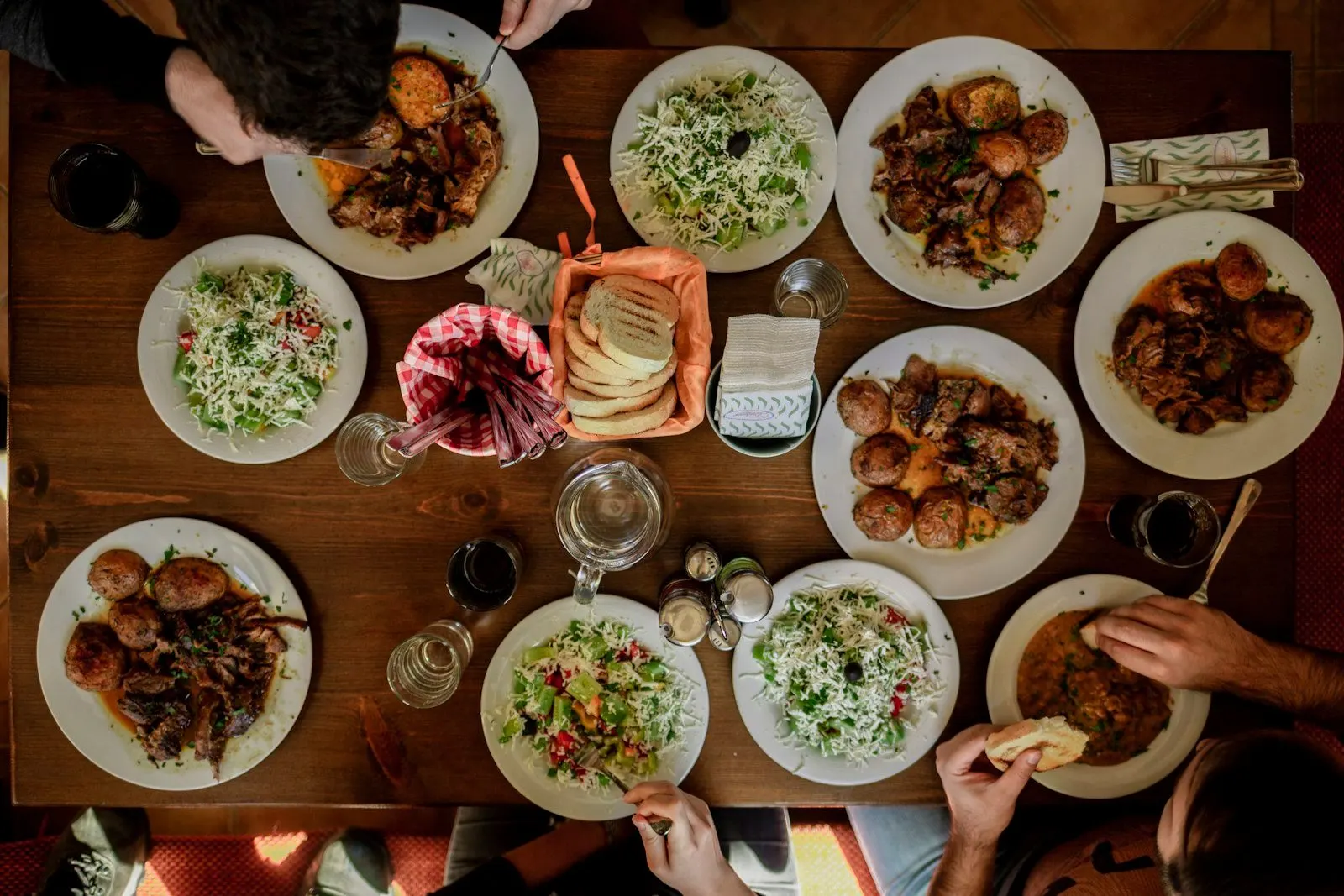 Varios platos servidos sobre la mesa del restaurante