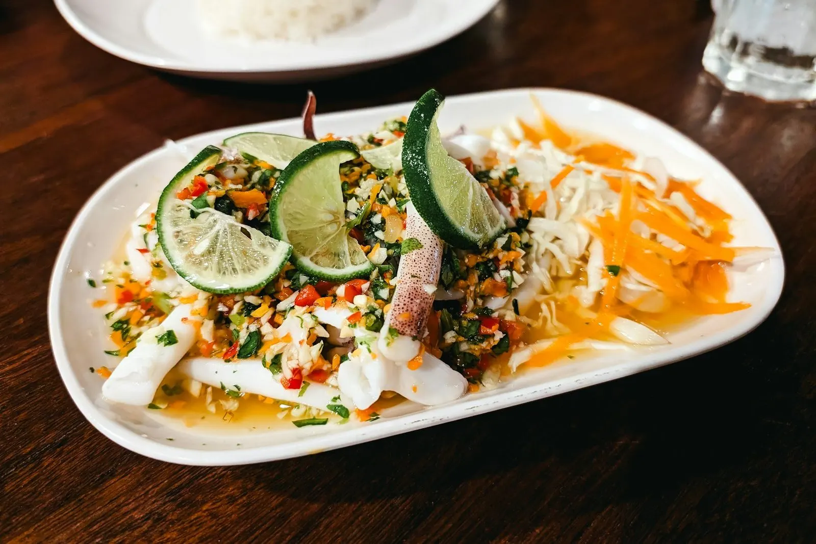 Ceviche servido con limón, cebolla y ají
