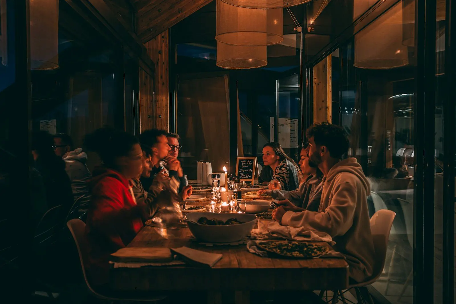 Grupo compartiendo una cena en la mesa larga