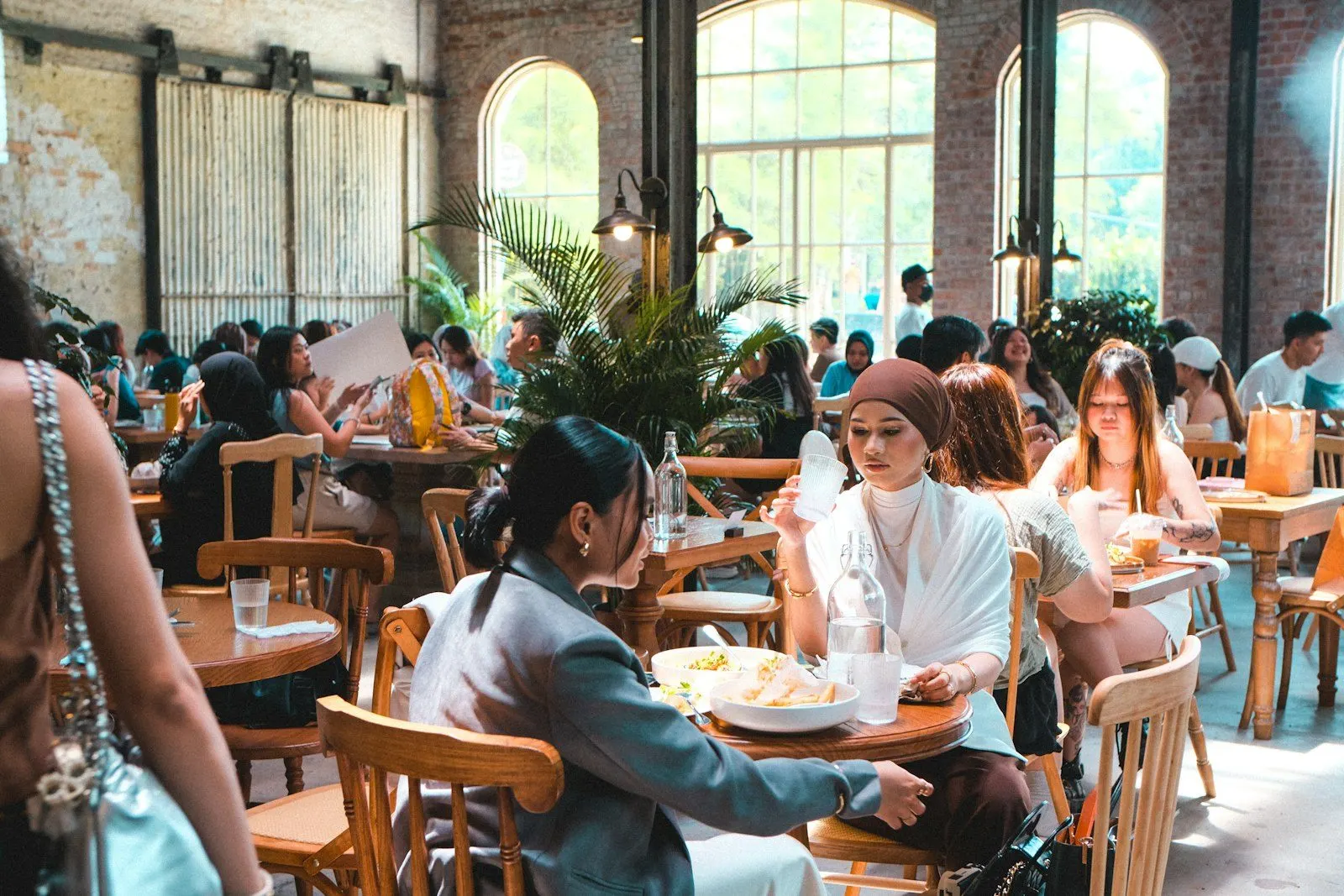 Salón del restaurante lleno a la hora del almuerzo