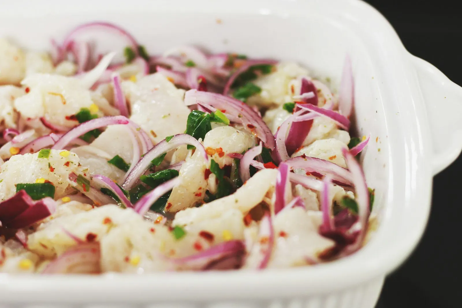 Ceviche con cebolla morada servido en la fuente