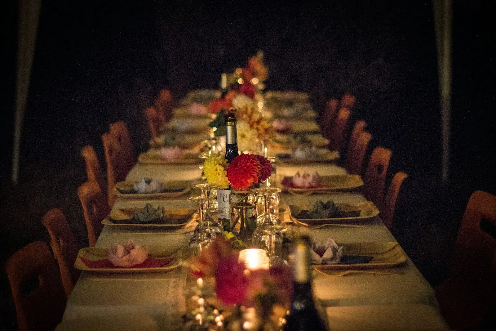 Mesa larga preparada para una celebración en el restaurante