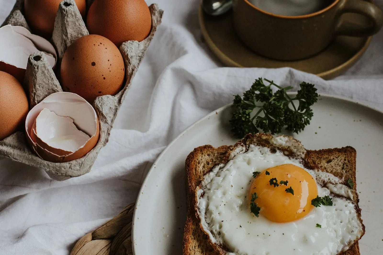 Mesa de desayuno con pan, huevos y café