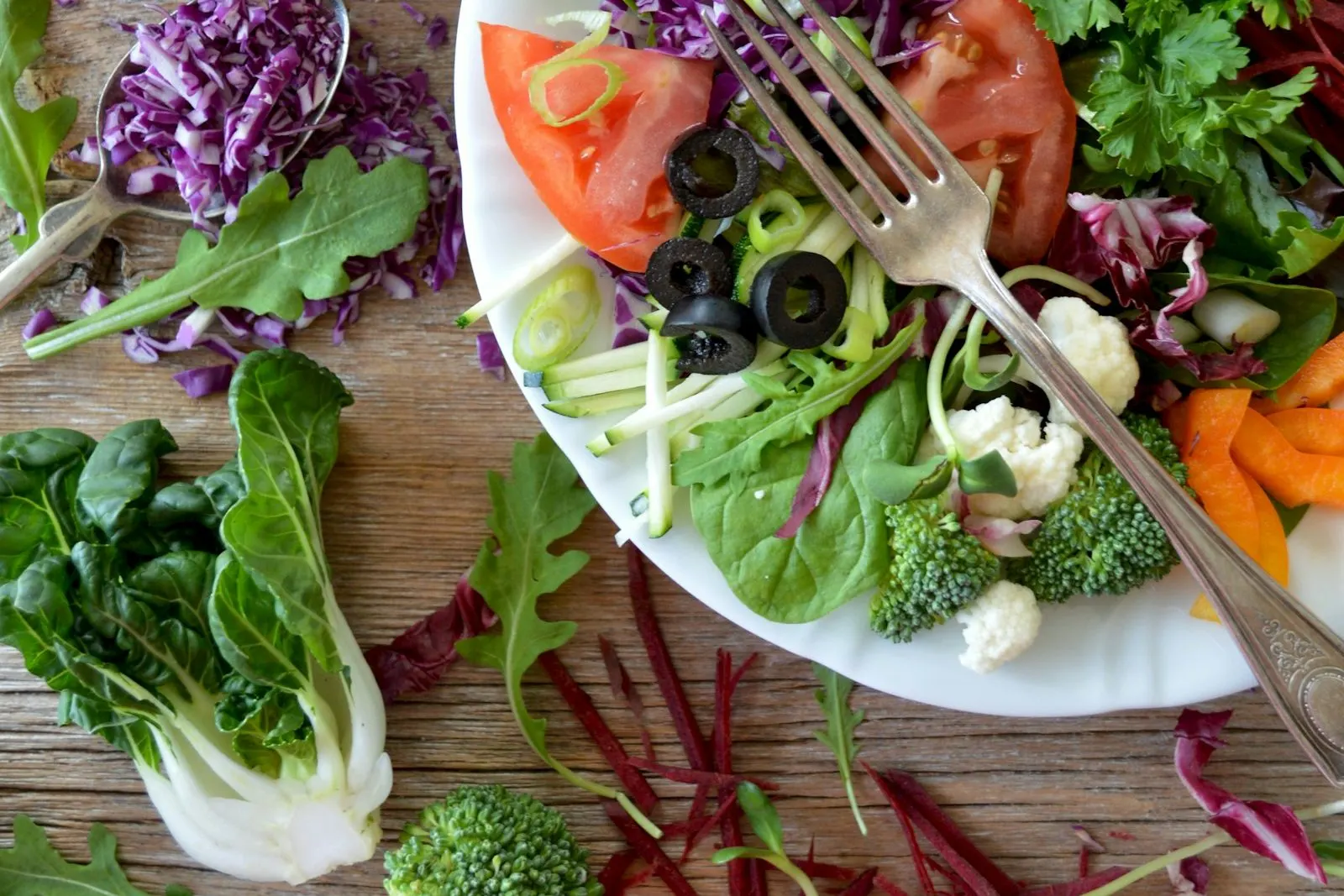 Ensalada con verduras frescas servida en el plato